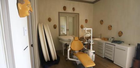 Una habitación llena de máscaras y un sillón dental, una de las más inquietantes de la mansión de Epstein