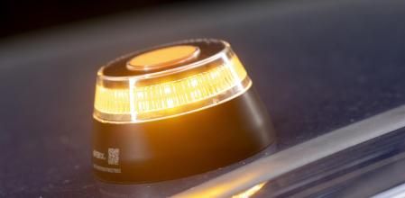 Baliza V16 de emergencia para vehículos, a 21 de noviembre de 2025, en Madrid (España). La baliza V16 conectada será obligatoria a partir del 1 de enero de 2026 para señalizar averías o situaciones de emergencia en carretera, en sustitución de los triángulos de emergencia tradicionales. Este dispositivo debe guardarse en la guantera y, en caso de necesidad, el conductor puede activarlo y colocarlo en el punto más alto y visible del vehículo sin salir de este, aumentando así la seguridad.