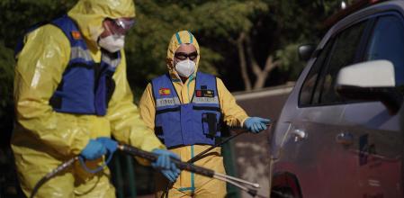 Miembros de la Unidad Militar de Emergencias (UME) de España realizan la descontaminación preventiva de un vehículo en la zona afectada por el virus, cerca de Cerdanyola del Vallès, Barcelona&nbsp;