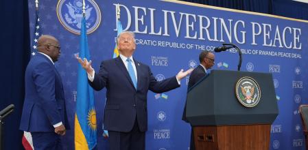 Donald Trump, al inicio de la ceremonia con el presidente de Ruanda, Paul Kagame, y el de la República Democrática del Congo, Félix Tshisekedi, en el Instituto Donald Trump para la Paz.