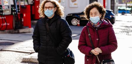 Dos mujeres con mascarilla