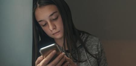 “Que los adolescentes accedan pronto y solos al mundo digital es tan peligroso como considerar que su ausencia les hará felices”: cómo los padres pueden asegurar un bienestar digital a sus hijos.