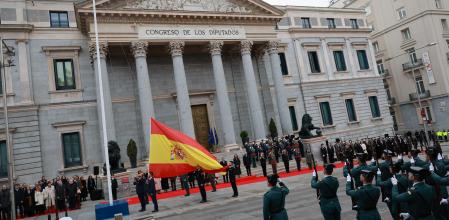 El izado de la bandera ha dado comienzo en la Carrera de San Jerónimo a los actos por el aniversario de la Carta Magna&nbsp;