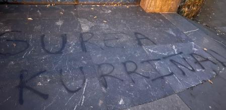 Imagen de la pintada a las puertas de la Casa de Juntas de Gernika