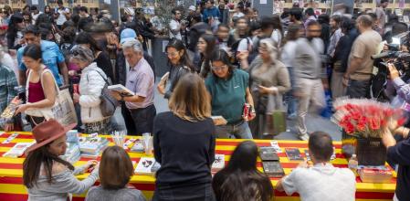 Escritores firmando libros en la celebración de Sant Jordi, hoy, en la FIL de Guadalajara