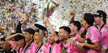 Leo Messi levanta el trofeo de campeón de la MLS