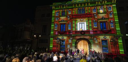 Cada tarde centenares de personas se reunen frente al Ayuntamiento de l’Hospitalet para asistir al descubrimiento de una nueva ventana del calendario de Adviento
