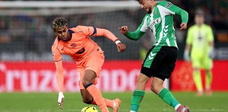 SEVILLE, SPAIN - DECEMBER 06: Lamine Yamal of FC Barcelona battles for possession with Pablo Fornals of Real Betis during the LaLiga EA Sports match between Real Betis Balompie and FC Barcelona at Estadio La Cartuja on December 06, 2025 in Seville, Spain. (Photo by Fran Santiago/Getty Images)