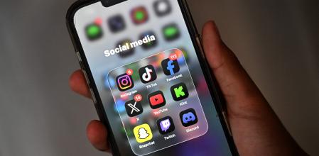 Un niño de 13 años posaba en diciembre en su casa mientras miraba las redes sociales en su teléfono móvil, en Sídney 