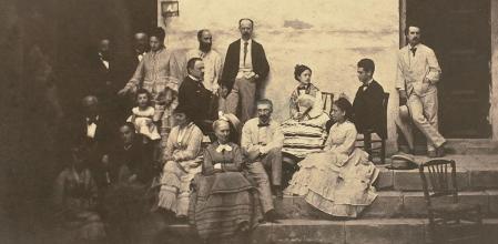 La familia Madrazo en el patio del Cuarto Dorado de La Alhambra de Granada
