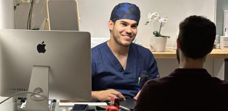 El doctor Jesús Aníbal Mora en consulta