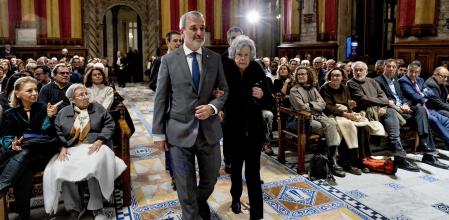 El alcalde, Jaume Collboni, llega al Saló de Cent acompañado de la viuda de Permanyer y sus hijos&nbsp;