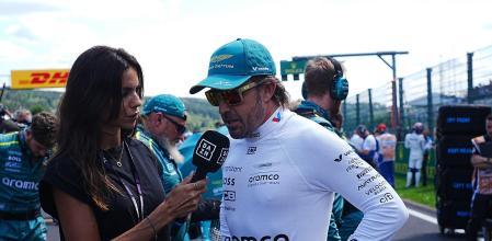 28.07.2024, Circuit de SH-FrancHchamps, Spa-Francorchhamps, Formula 1 Rolex Belgian Grand Prix 2024 , im Bild Fernando Alonso (ESP), Aston Martin Aramco Cognizant Formula One Team wird von seiner Freundin DAZN-Reporterin Melissa Jimenez interviewt. 
action athlete game motor racing motorsports player season SPO sportsman sports Sport