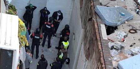 Redada policia en el pasaje de la calle Sant Climent, Barcelona
