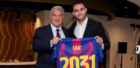 El presidente Joan Laporta y Eric Garcia con la camiseta que simboliza la renovación del central hasta el 2031 con el Barça.