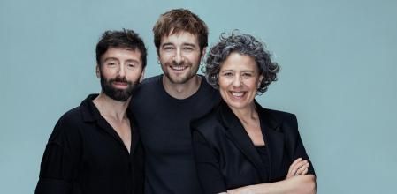 El director d''Honestedat', Francesc Cuéllar, al centre amb els actors Dafnis Balduz i Míriam Iscla