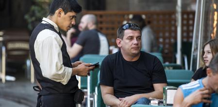 Fotografia de jovenes inmigrantes trabajando en Barcelona. Para Dinero , Economia. Inmigracion , trabajo , camarero . Barcelona, 06/11/2015. Foto: Luis Tato