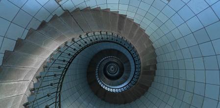 Escalera en forma de caracol en el interior del faro de la Île Vierge