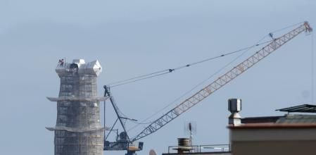 Operarios trabajando en las obras de altura de la Sagrada Familia.