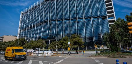 Mar de asfalto a los pies del renovado edificio Estel., En el futuro, una gran plaza de 9.000 m2