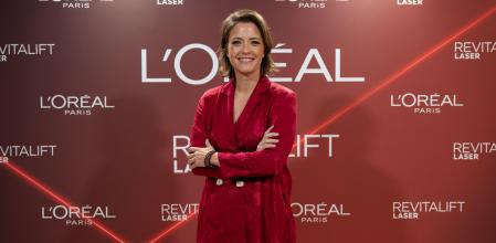 La periodista y presentadora María Casado posando ante L'Oréal Paris