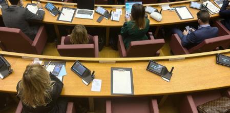 El escaño vacío de Carlos Mazón, este miércoles en las Corts.