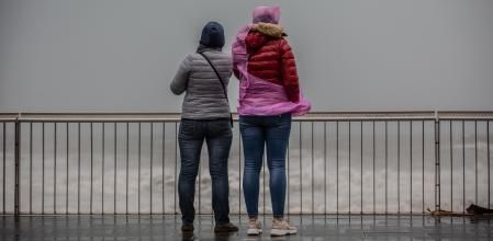 Dos mujeres en el paseo marítimo de Barcelona.&nbsp;