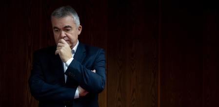 El ex secretario de Organización del PSOE Santos Cerdán a su llegada a la Comisión de Investigación del ‘caso Koldo’, en el Senado, a 17 de diciembre de 2025, en Madrid (España). Cerdán comparece ante la comisión casi un mes después de salir de prisión, donde permaneció cinco meses tras la publicación de un informe de la Unidad Central Operativa (UCO) de la Guardia Civil que le situaba como epicentro de una presunta trama corrupta de cobro de mordidas a cambio de adjudicaciones de obra pública. Se trata de la segunda ocasión en la que comparece ya que fue interrogado por este foro hace unos meses cuando estaba al frente de la secretaría de Organización del PSOE.