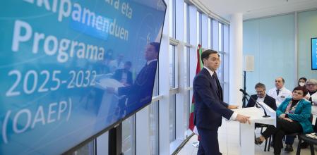 El Lehendakari Imanol Pradales (i), durante su intervención en la presentación del Plan de Infraestructuras y Equipamientos Sanitarios 2025-2032,&nbsp;