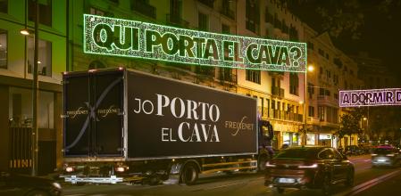 Un camión de nueve metros recorrió Barcelona desfilando bajo las luces de colores con un mensaje tan sencillo como contundente: “Yo llevo el cava”