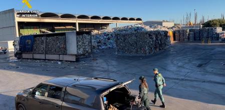 Operación “Rifiuti” del Seprona, de la Guardia Civil, en Tarragona y Constantí, para desarticular la red investigada por importar toneladas de basura desde Italia.