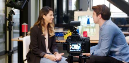 Un reportero entrevista para la tv