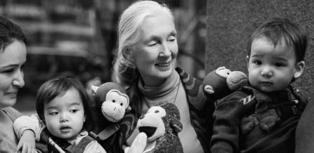 Una de las imágenes de la sesión de fotos que Bruce Weber hizo con Jane Goodall en el 2011, paseando por Nueva York