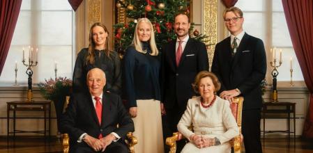 La familia real noruega posa para el christmas sin Marius Borg.