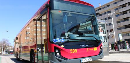 Un conductor de autobús en Sevilla sufre un ictus al volante y choca contra 12 coches