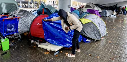 FOTO ALEX GARCIA MIGRANTES DESALOJADOS DEL INSTITUT B9 DEL BARRIO DE SANT ROC EN BADALONA VIVEN BAJA EL PUENTE DE LA C 31 2025/12/26