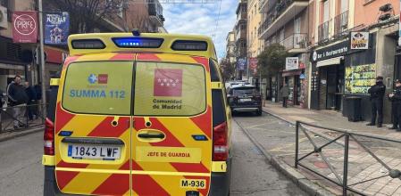 Una ambulancia en la calle Marcelo Usera de Madrid .