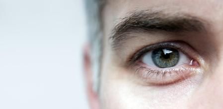 Un hombre con bolsas en los ojos