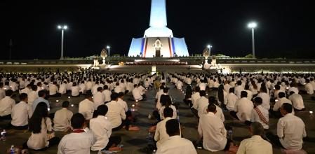 Participantes asisten a una oración por la paz en el monumento conmemorativo Win-Win en Phnom Penh&nbsp;