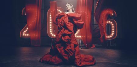 La presentadora catalana viste un diseño de YolanCris que se inspira en el cine clásico y en las siluetas icónicas de los años 50.&nbsp;