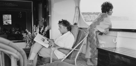 Elisabeth Taylor y Richard Burton a bordo en su yate, el Kalizma