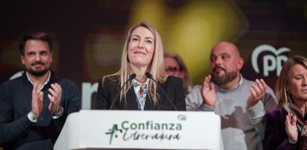 La presidenta de Extremadura, María Guardiola, durante el seguimiento de la noche electoral en la sede autonómica del PP, a 21 de diciembre de 2025, en Mérida, Badajoz, Extremadura (España). Alrededor de casi 891.000 extremeños han sido convocados en la jornada de hoy para ejercer su derecho al voto en unos comicios a la Asamblea de Extremadura convocados de forma anticipada por la presidenta María Guardiola tras la ruptura de apoyos parlamentarios y el fracaso en la aprobación de los Presupuestos.