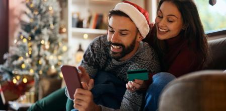 Una pareja comprando con el móvil antes de que acabe la Navidad