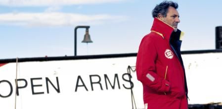 Òscar Camps, a finales de noviembre, camina por el pantalán del puerto de Tarragona donde atracó el 'Open Arms' procedente de las Islas Canarias