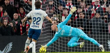 Marko Dmitrovic contra el Athletic