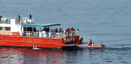 Fotografía cedida por el equipo de búsqueda y rescate de Indonesia que muestra una embarcación durante la búsqueda de las víctimas&nbsp;
