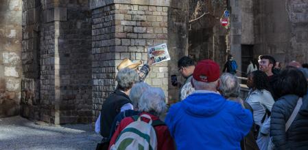 Un grupo de turistas con guía, en pleno recorrido por Ciutat Vella