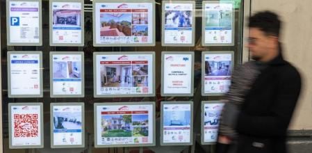 Escaparates con oferta inmobiliaria de venta y alquiler de pisos en Barcelona que ofrecen algunas de las inmobiliarias del barrio de Sants