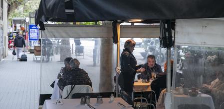 Muchos restaurantes tienen mesas en la calle.