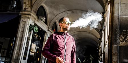 Les autoritats veuen el cigarret electrònic com la via d’entrada dels adolescents al tabaquisme